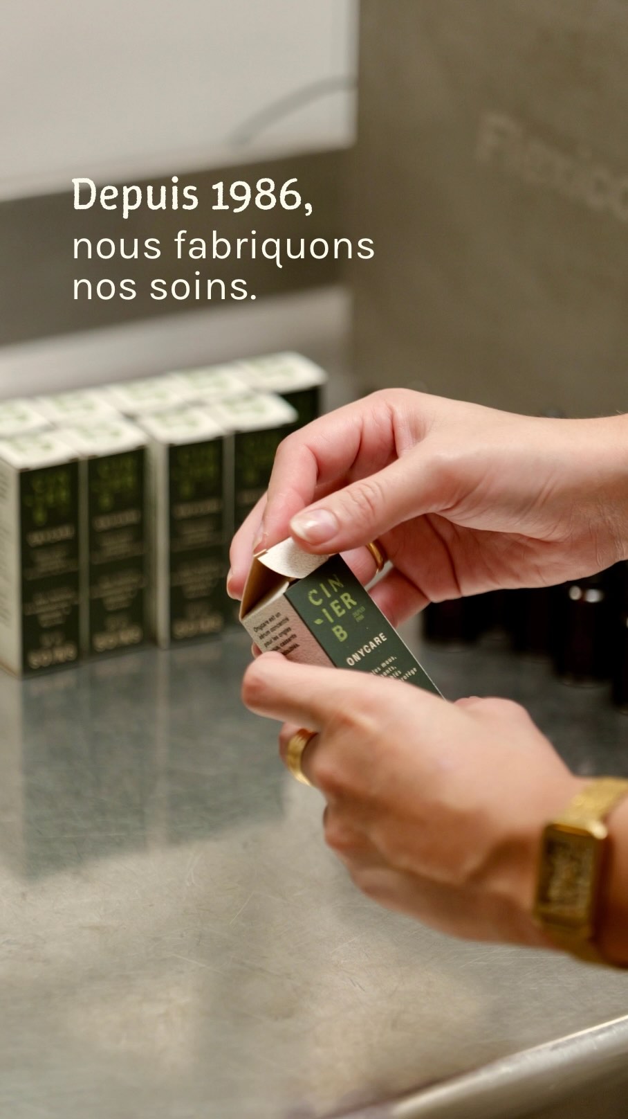 Depuis 1986, nous créons nos propres soins. 🌿

Tout commence dans notre laboratoire de Montrabé, près de Toulouse. C’est là que nous sélectionnons nos huiles essentielles chémotypées, que nous formulons, fabriquons et conditionnons chacun de nos soins.

Pendant près de 40 ans, nos formules ont accompagné les podologues et leurs patients. Aujourd’hui, nous vous ouvrons les portes du laboratoire pour partager avec vous ce savoir-faire.

Tous nos produits sont disponibles en boutique ou sur notre site internet.

Abonnez-vous pour découvrir les coulisses, nos conseils et nos soins 🤍

Naturellement efficace.

cosmétiques naturels - fabriqué en France - huiles essentielles - soins - beauté - laboratoire